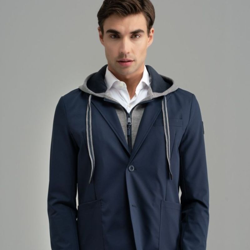 Ragazzo che indossa blazer in tessuto tecnico